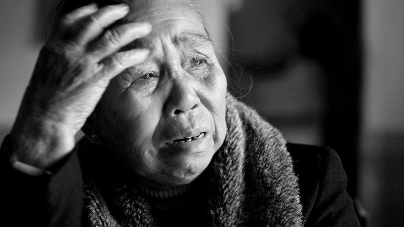 “Mệ đau, nhưng gần 30 năm, mệ cũng hết đau rồi. Chỉ thương hắn xin đi lính thay anh trai là Phạm Hữu Cành, để anh hắn ở nhà giúp cha mẹ làm lụng nuôi các em. Hắn đi, mà giấy báo tử về vẫn đề tên anh hắn”, bà Võ Thị Á, mẹ liệt sỹ Phạm Hữu Tý, Phong Thủy, Lệ Thủy, Quảng Bình chia sẻ về con trai của mình.