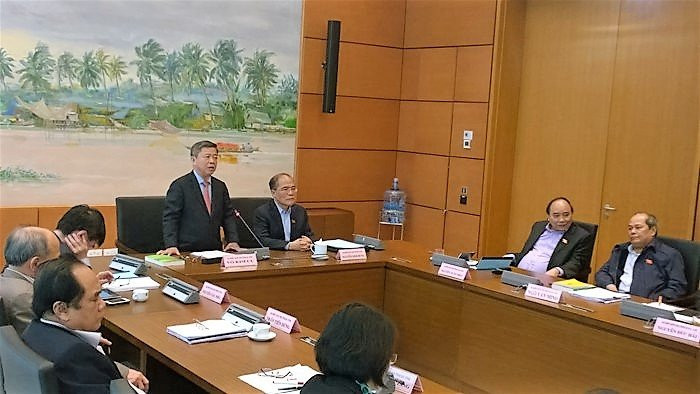 Hàng loạt các vấn đề liên quan đến tổ chức bộ máy nhà nước, bức xúc dân sinh đã được các đại biểu Quốc hội tập trung nêu lên khi thảo luận tại tổ báo cáo nhiệm kỳ của các chức danh lãnh đạo Đảng, Nhà nước và kết quả thực hiện nhiệm vụ phát triển kinh tế- 