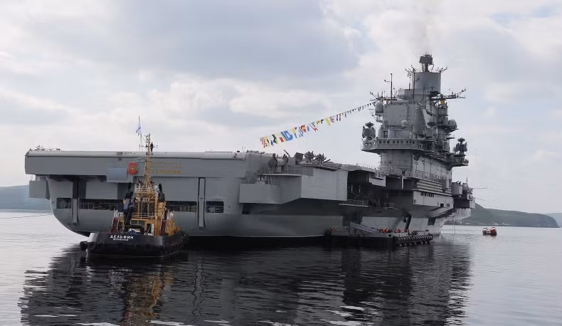 Hiện nay, "Đô đốc Kuznetsov" là con tàu lớn nhất của Hải quân Nga , có khả năng chở máy bay cất cánh và hạ cánh theo chiều ngang Hiện nay, "Đô đốc Kuznetsov" là con tàu lớn nhất của Hải quân Nga , có khả năng chở máy bay cất cánh và hạ cánh theo chiều ngang