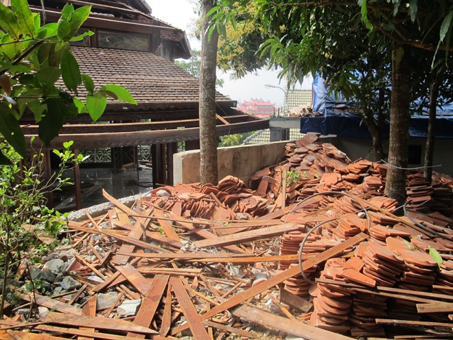 Ngói sau khi tháo dỡ được tập kết tại một góc. Ảnh: H.L