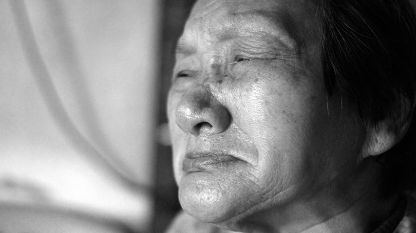 Bà Nguyễn Thị Hòa, 84 tuổi, xã Liên Thủy, huyện Lệ Thủy, Quảng Bình, thường xuyên đau yếu, phải ngồi một chỗ đã nhiều năm nay. Mỗi khi nhắc đến người con trai thứ tư, liệt sĩ Võ Minh Đức, bà không kìm được xúc động.