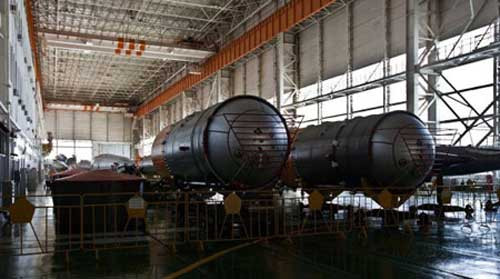 R-7: ICBM đầu tiên. Quốc gia sản xuất: Liên Xô, phóng lần đầu năm 1957. Trọng lượng phóng là 88,44 tấn, tầm bắn 8.000 km. R-7 huyền thoại là ICBM đầu tiên trên thế giới. Quả thực là việc đưa tên lửa vào trạng thái sẵn sàng chiến đấu phải mất mấy giờ nên giới quân sự Liên Xô rất không hài lòng