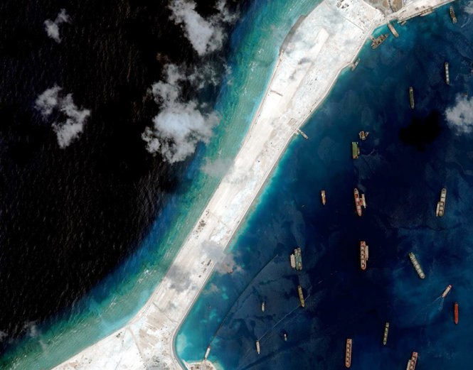 Công trình được cho là đường băng dài 3.000m trên đá Xu Bi. Ảnh: CSIS Theo Tuổi Trẻ