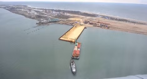 Tàu hàng "Lira", thuộc sở hữu của công ty Turkuaz Shihhing Corp đã đâm vào cây cầu bắc qua đang được xây dựng trên eo biển Kerch của Crimea, nối liền với bán đảo Taman của Nga.