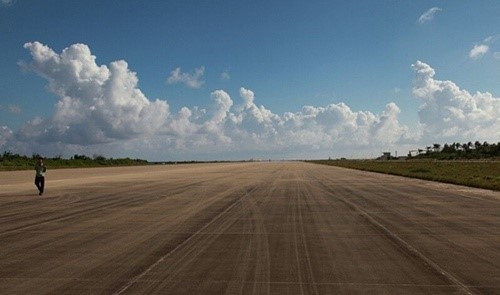 Ngày 7/10/2014, Bắc Kinh ngang nhiên thông báo hoàn tất đường băng dài 2.000 m dành cho máy bay quân sự trên đảo Phú Lâm. Trung Quốc cũng ngang nhiên tuyên bố đã thành lập một đơn vị đồn trú quân sự và bắt đầu thiết lập hệ thống tuần tra cái gọi là “thành phố Tam Sa”. Theo PLA Daily, cơ quan ngôn luận của quân đội Trung Quốc, một tàu du lịch của nước này thường xuyên hoạt động trên lộ trình từ đảo Hải Nam tới vài đảo ở Hoàng Sa, trong đó có Phú Lâm. Ảnh:Tân Hoa xã