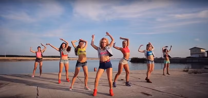 Video: Bỏng mắt vũ điệu bốc lửa của các cô gái Nga