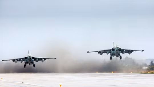 Chiến đấu cơ của Nga cất cánh từ căn cứ không quân ở Syria. Ảnh: AP