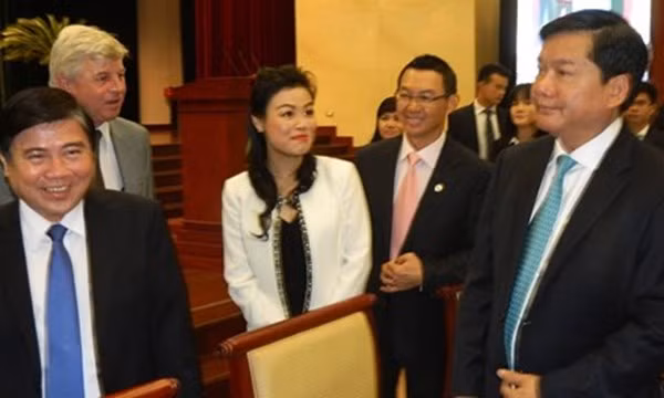 Bà Huỳnh Thị Lan Phương, phó tổng giám đốc VWS và lãnh đạo TPHCM tại hội nghị.