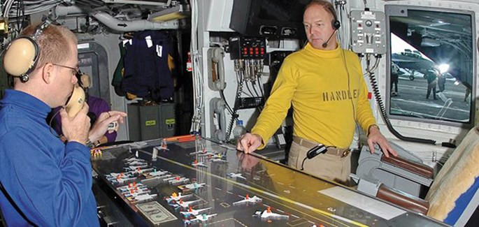 Video Chiếc bàn cầu cơ trên tàu sân bay Mỹ ảnh 1