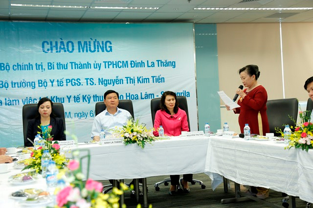 Bà Trần Thị Lâm báo cáo với ông Đinh La Thăng và bà Nguyễn Thị Kim Tiến về hoạt động của Khu Y tế kỹ thuật cao HoaLam - Shangri - La