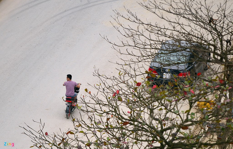 Hiện tại đây không phải là mùa du lịch, nên khu vực Sầm Sơn khá vắng vẻ. Nhiều nhà hàng, nhà dân cũng phải đóng cửa do công trình xây dựng ven biển gây bụi bặm ngày đêm.
