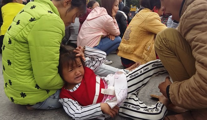 Nhiều trẻ em cũng theo bố mẹ lên tụ tập. Nhiều trẻ em cũng theo bố mẹ lên tụ tập.