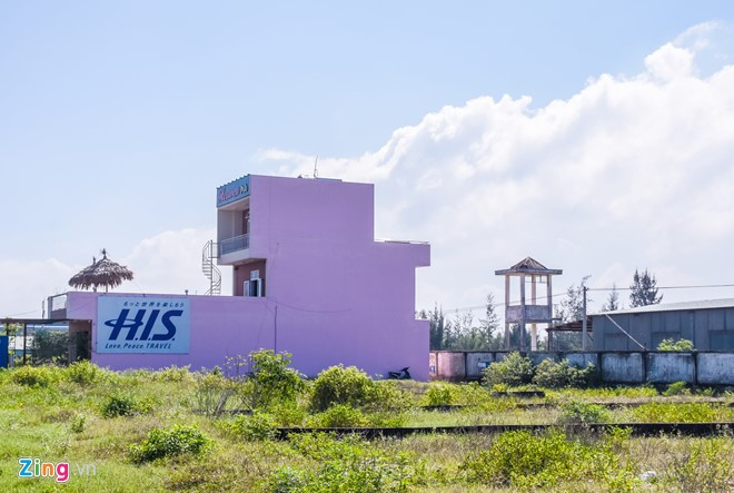 Nhiều công trình xây cao tầng "nhòm ngó' vào sân bay Nước Mặn. Ảnh:Đoàn Nguyên.