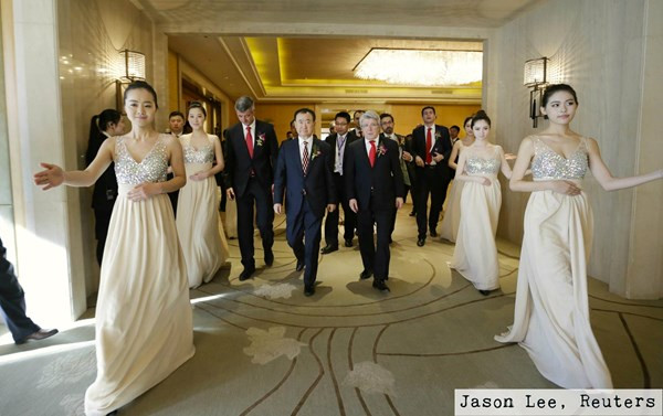 Vương và Enrique Cerezo (chủ tịch Atlético Madrid) trong buổi lễ ký thương vụ sáp nhập