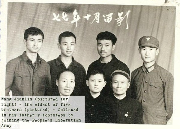 Bộ đội Vương (bìa phải) với con đường làm giàu được phủ hoa hồng bằng quan hệ đỏ