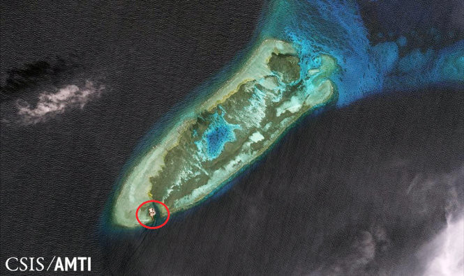 Đá Chữ Thập năm 2006. Phần khoanh tròn màu đỏ là công trình quân sự trái phép được Trung Quốc xây dựng sau khi chiếm đóng năm 1988 - Ảnh: CSIS