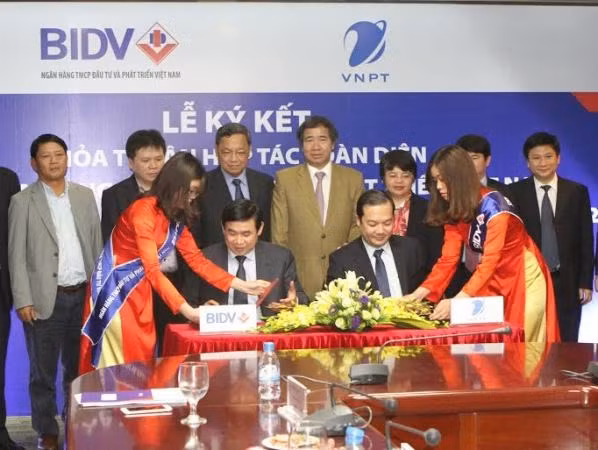 Lãnh đạo hai bên tham gia ký kết thỏa thuận hợp tác. (Nguồn: BIDV)