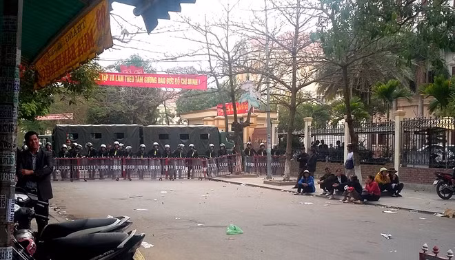 Lãnh đạo Thanh Hóa huy động thêm cả lực lượng Cảnh sát cơ động lập hàng rào an ninh ở trụ sở Tỉnh ủy. Ảnh:Nguyễn Dương.