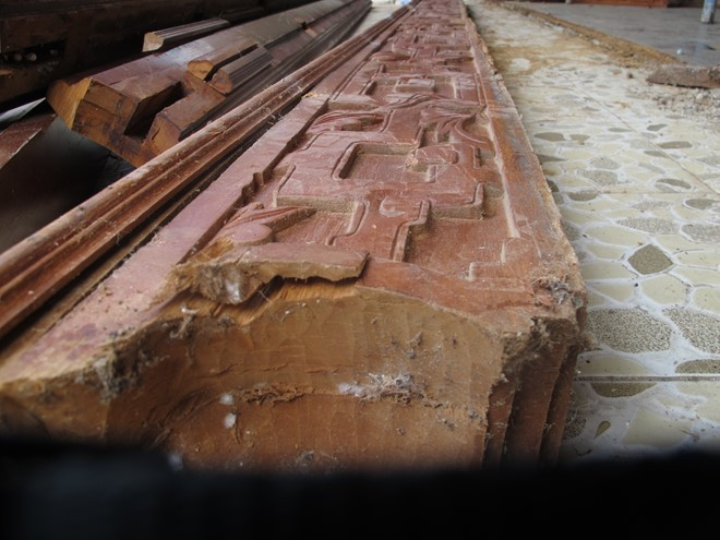 Ngay sau khi tháo dỡ nhà Bát Giác, nhóm thợ mộc sẽ nhanh chóng tháo dỡ các công trình khác trong biệt phủ. Ảnh: H.L