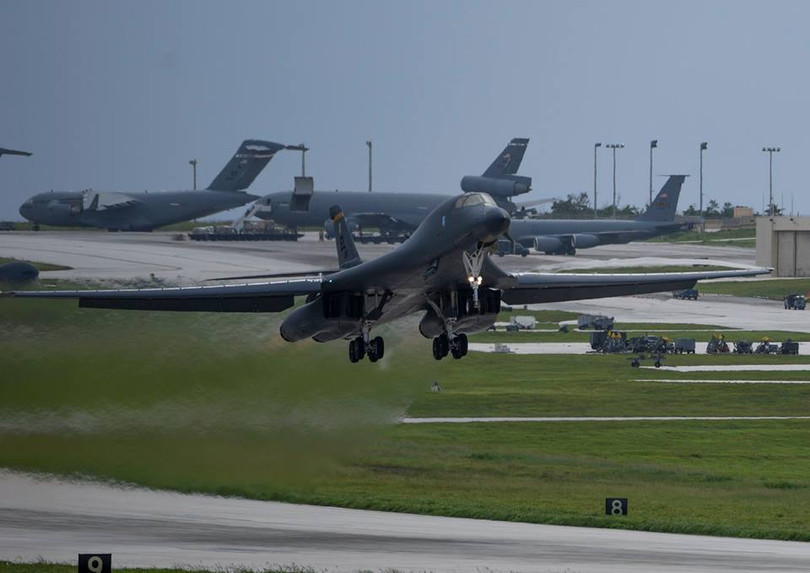 Một chiếc oanh tạc cơ B1B Lancer của Mỹ cất cánh từ đường băng.