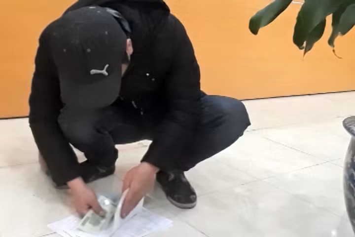 Dễ dàng để quan sát cảnh gấp tiền tại đây.