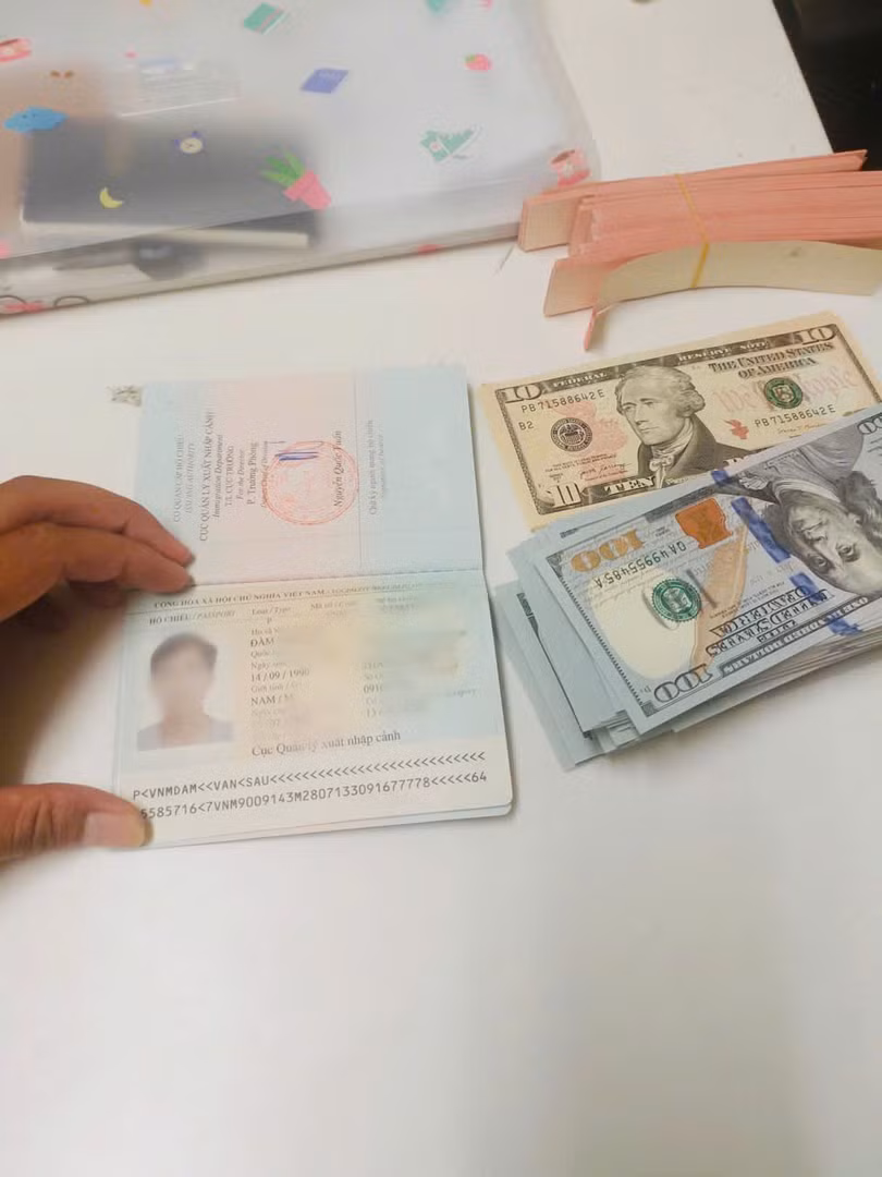 Số tiền trong ba lô lên tới hơn 15 ngàn đô la Mỹ.jpg