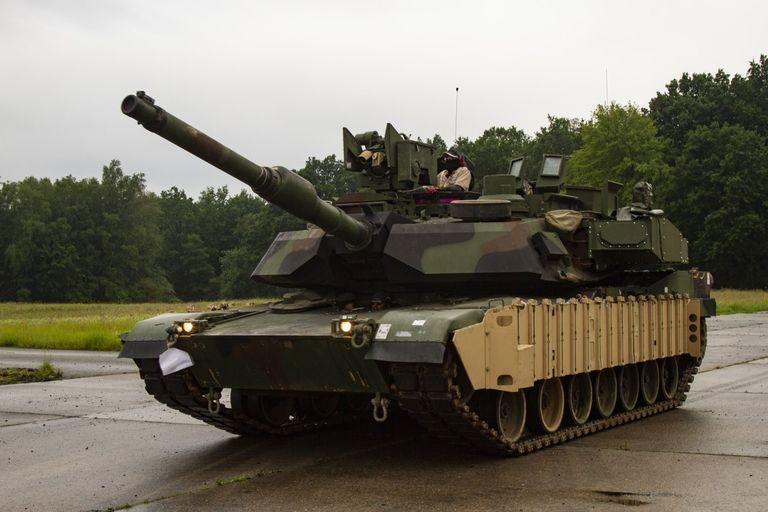 Một chiếc xe tăng M1A2 Abrams của Quân đội Hoa Kỳ được trang bị Trophy APS. Các "tai dumbo" ở mỗi bên tháp pháo với các chốt kim loại không sơn là hệ thống phát hiện radar sóng milimet (Ảnh: Popular Mechanics)
