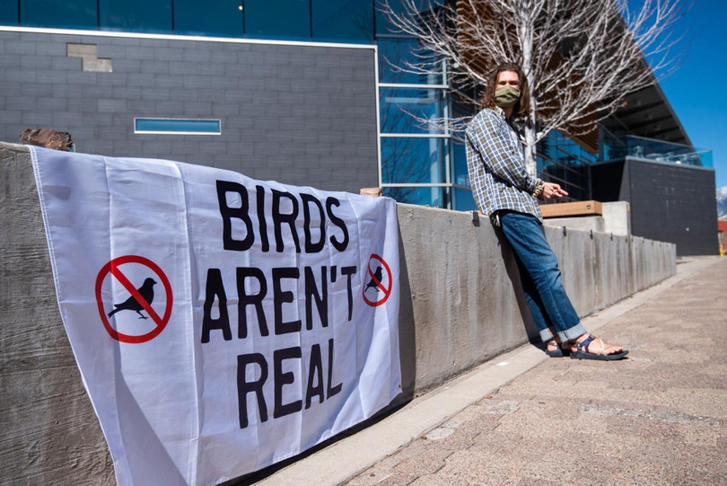 Phong trào Bird Aren't Real nổ ra từ năm 2017 và đã có rất nhiều người tham gia (Ảnh: Jack Central) Phong trào Bird Aren't Real nổ ra từ năm 2017 và đã có rất nhiều người tham gia (Ảnh: Jack Central)