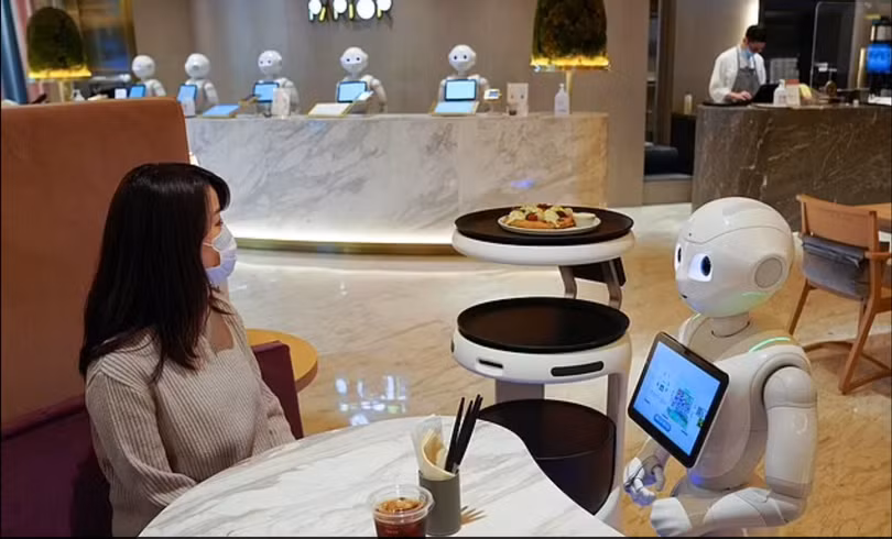 Khi ra mắt vào năm 2014, robot Pepper được cho là có thể nhận biết những cảm xúc cơ bản như hạnh phúc và buồn bã bằng cách nhìn vào khuôn mặt của con người (Ảnh: Daily Mail)
