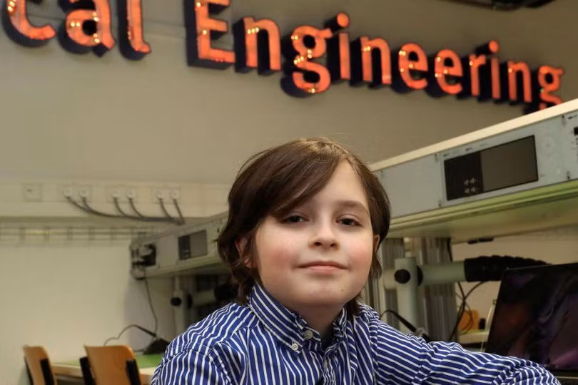 Laurent Simons đã xuất sắc tốt nghiệp cử nhân tại Đại học Antwerp chuyên ngành vật lý. Đây là một thành tích đáng nể đối với một cậu bé chỉ mới 11 tuổi (Ảnh: Futurism)