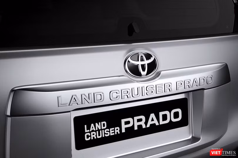 Đấu với Ford Explorer, Toyota LandCruiser Prado 2017 chốt giá 2,262 tỷ đồng ảnh 2