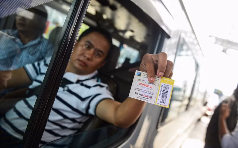 Nhiều tài xe không chấp nhận vé bị tẩy xóa do Trạm thu phí bán vì sẽ bị cơ quan thuế loại trừ, không chấp nhận. Ảnh: Zing