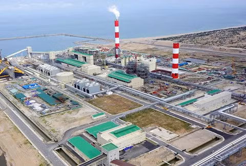 Tưới nước bãi xỉ, hạn chế bụi xỉ than nhiệt điện bay vào khu vực dân cư. Ảnh Zing