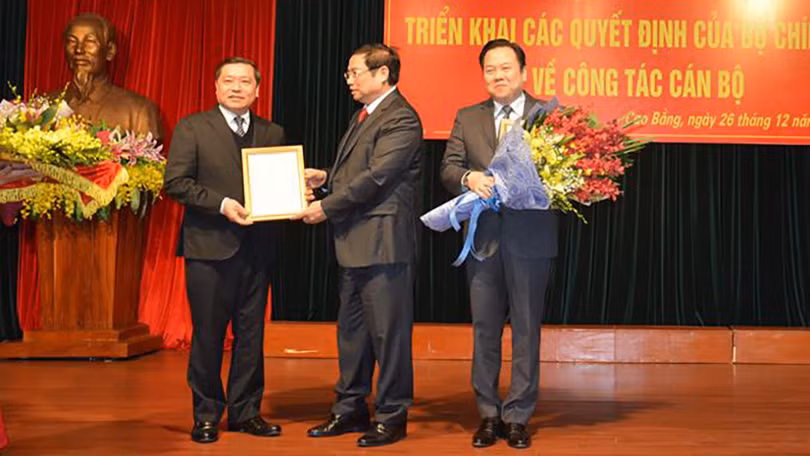 Ông Lại Xuân Môn (ngoài cùng bên trái) nhận quyết định giữ chức Bí thư Tỉnh ủy Cao Bằng. Ảnh: VGP