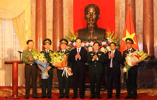 Chủ tịch nước trao quyết định thăng hàm thượng tướng, trung tướng cho các sĩ quan quân đội. Nguồn: VGP