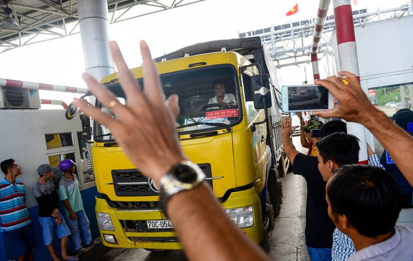 Trạm thu phí Cai Lậy đã phải xả trạm gần 20 lần sau 2 ngày thu phí trở lại. Ảnh: Zing