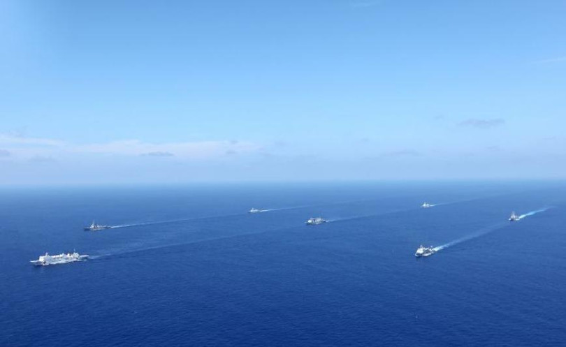 Ngày 16/5/2016, biên đội tàu chiến Hải quân Trung Quốc khởi hành từ một quân cảng ở Chu Sơn, tỉnh Chiết Giang, Trung Quốc để đến Hawaii tham gia cuộc tập trận "Vành đai Thái Bình Dương-2016" (RIMPAC). Ảnh: Tin tức Tham khảo, Trung Quốc.