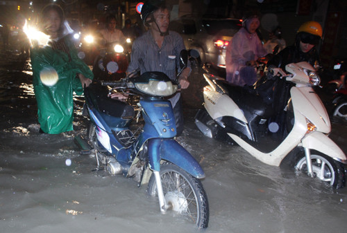 Một số tuyến đường Tô Hiến Thành, Chí Hoà (quận 10), Bàu Cát (Tân Bình)... Phụ huynh không kịp đến đón con do mọi nơi đều ách tắc.