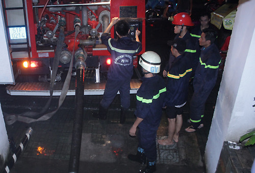 Lực lượng cảnh sát PCCC - cứu hộ cứu nạn - được huy động bơm nước "cứu" các toà nhà.