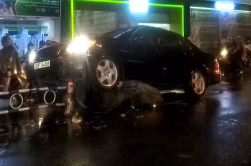 Ôtô 4 chỗ đã lao lên dải phân cách trên đường Bùi Thị Xuân, hướng từ Cống Quỳnh về về Cách Mạng Tháng Tám (quận 3). "Do mưa quá lớn nên tôi đã bị khuất tầm nhìn", tài xế này cho biết.