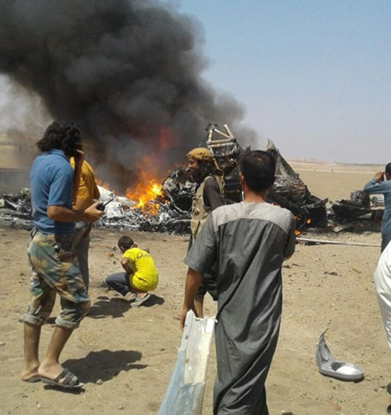 Lực lượng phiến quân vây quanh chiếc máy bay đang bốc cháy, hô vang 