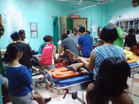 Một số nạn nhân bị thương được đưa đi cấp cứu.