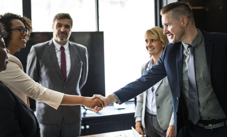 Sự kết hợp của đội ngũ kinh doanh và đội ngũ CNTT là rất quan trọng trong việc chuyển đổi số doanh nghiệp (Ảnh:CIO) Sự kết hợp của đội ngũ kinh doanh và đội ngũ CNTT là rất quan trọng trong việc chuyển đổi số doanh nghiệp (Ảnh:CIO)