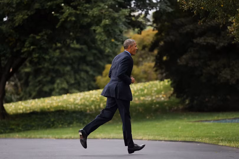 Ông Obama chạy về nhà lấy điện thoại trước khi lên đường đến Chicago