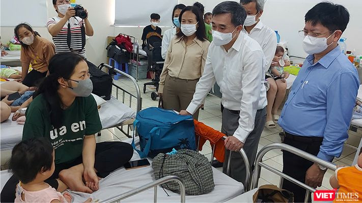 Thứ trưởng Trần Văn Thuấn kiểm tra công tác điều trị bệnh nhân sởi tại Bệnh viện Phụ Sản Nhi Đà Nẵng.