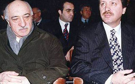 Tổng thống Erdogan (bên trái) và Giáo sỹ Fethullah Gulen từng là đồng minh của nhau trong quá khứ.