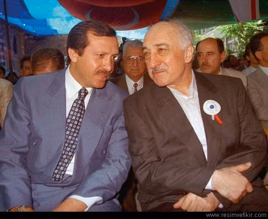 Tổng thống Erdogan (bên trái) và Giáo sỹ Fethullah Gulen từng là đồng minh của nhau trong quá khứ.