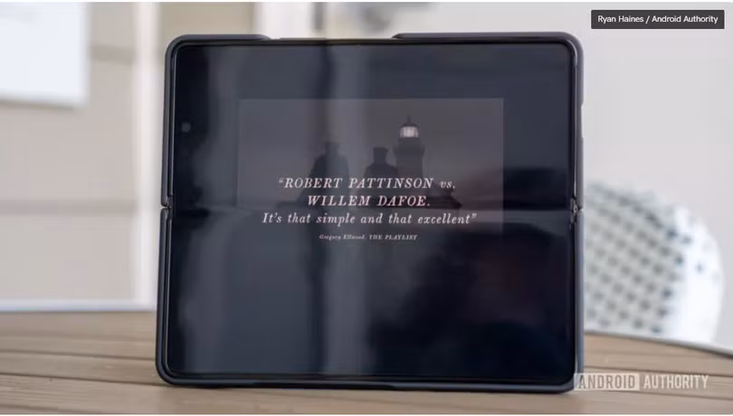 Tỷ lệ màn hình luôn là vấn đề đối với những mẫu điện thoại gập (Ảnh: Android Authority)