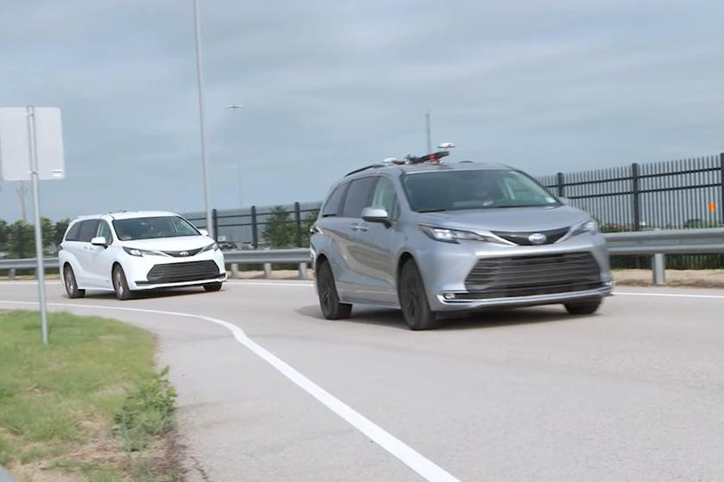 Bất ngờ trước công nghệ kéo xe "không dây" của Toyota (Ảnh: Carbuzz)