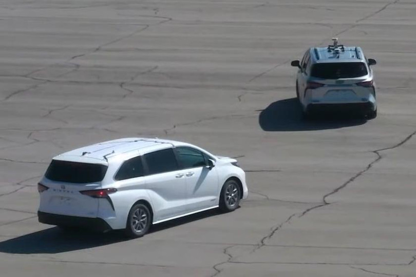 Toyota thử nghiệm công nghệ kéo xe "không dây" trên 2 mẫu xe của hãng (Ảnh: Carbuzz)